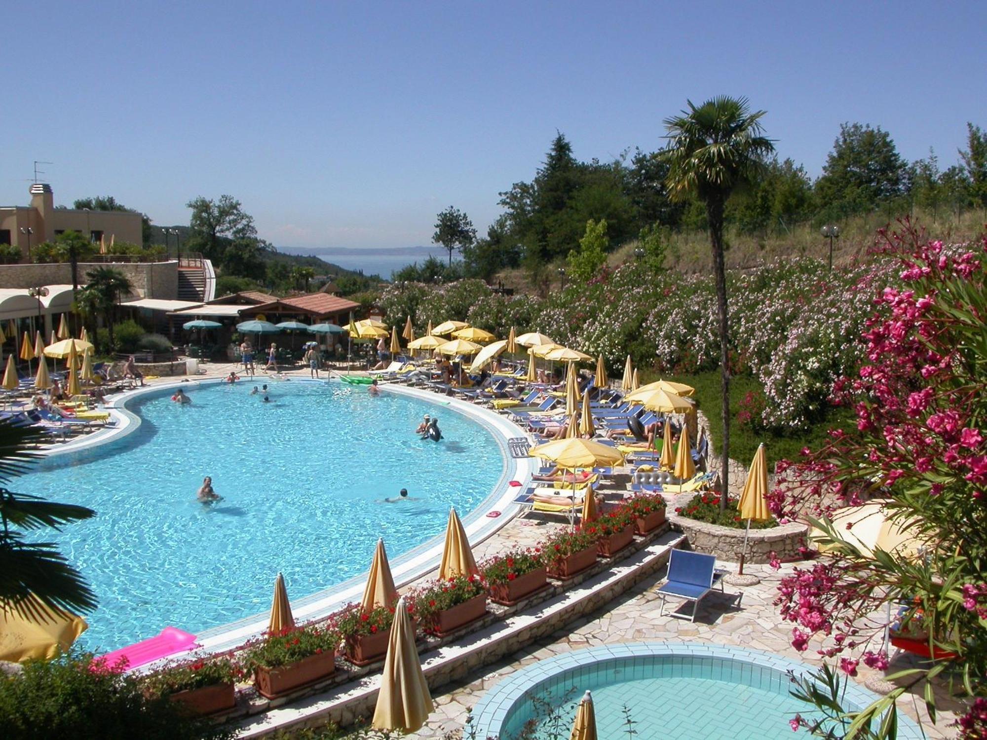 Le Torri Del Garda Familyspa Resort Torri Del Benaco Exteriör bild