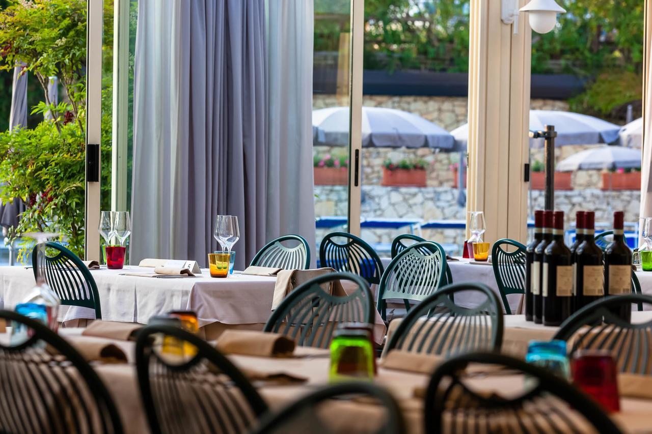 Le Torri Del Garda Familyspa Resort Torri Del Benaco Exteriör bild