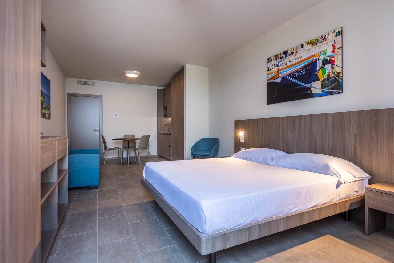 Le Torri Del Garda Familyspa Resort Torri Del Benaco Exteriör bild