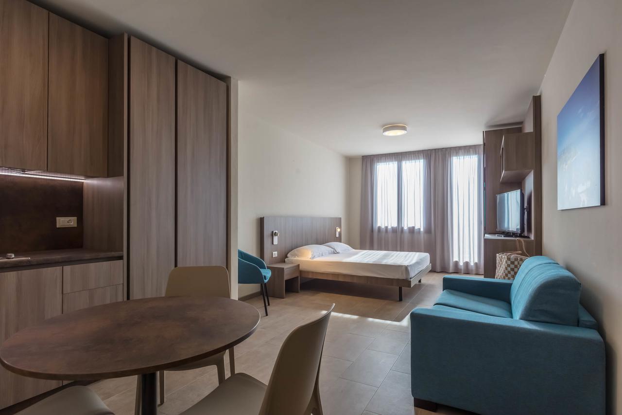 Le Torri Del Garda Familyspa Resort Torri Del Benaco Exteriör bild