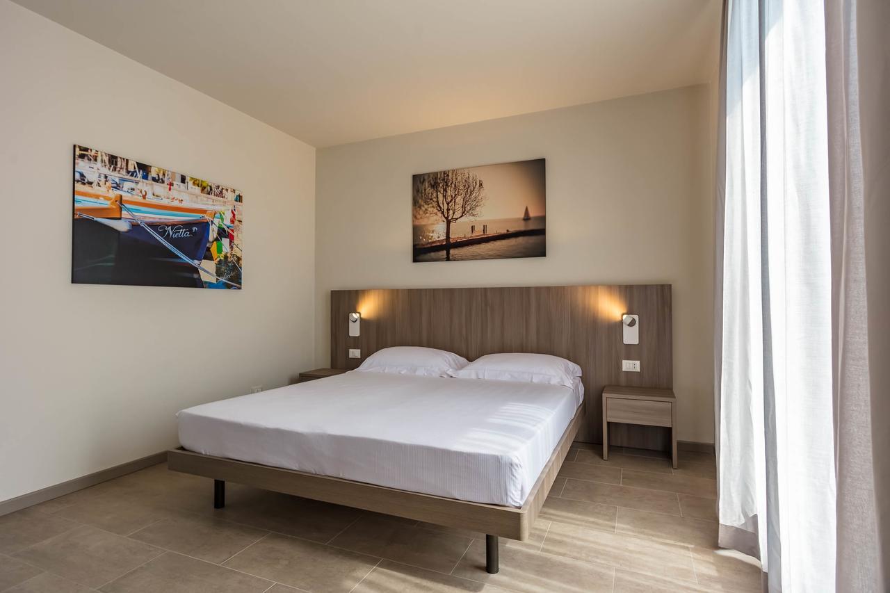 Le Torri Del Garda Familyspa Resort Torri Del Benaco Exteriör bild