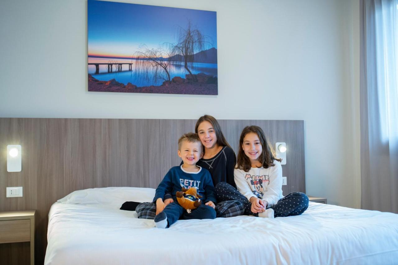 Le Torri Del Garda Familyspa Resort Torri Del Benaco Exteriör bild